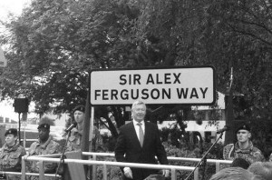 Alex-Ferguson-posa-junto-al-ca_54391059161_54115221154_600_396