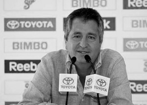 Guadalajara, Jalisco a 10 de Septiembre de 2009 Instalaciones Valle Verde Entrenamiento de Chivas previo a su juego de la jornada 8 del Torneo Apertura 2009 del Futbol Mexicano. Jorge Vergara, Presidente de Chivas (Foto: Gerardo Zavala/JAM MEDIA)